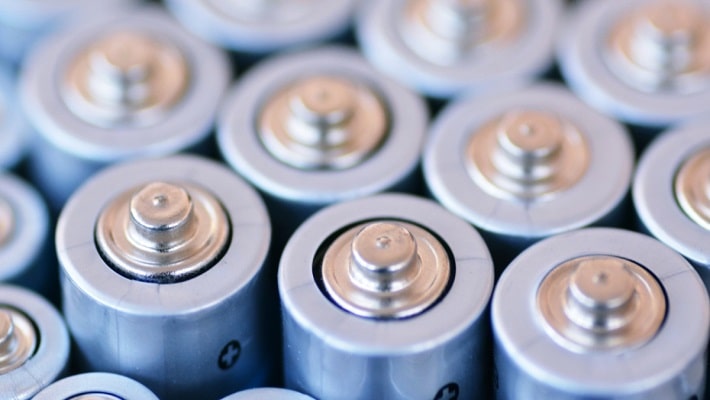 باتری لیتیوم چگونه انرژی ذخیره و آزاد می‌کند؟